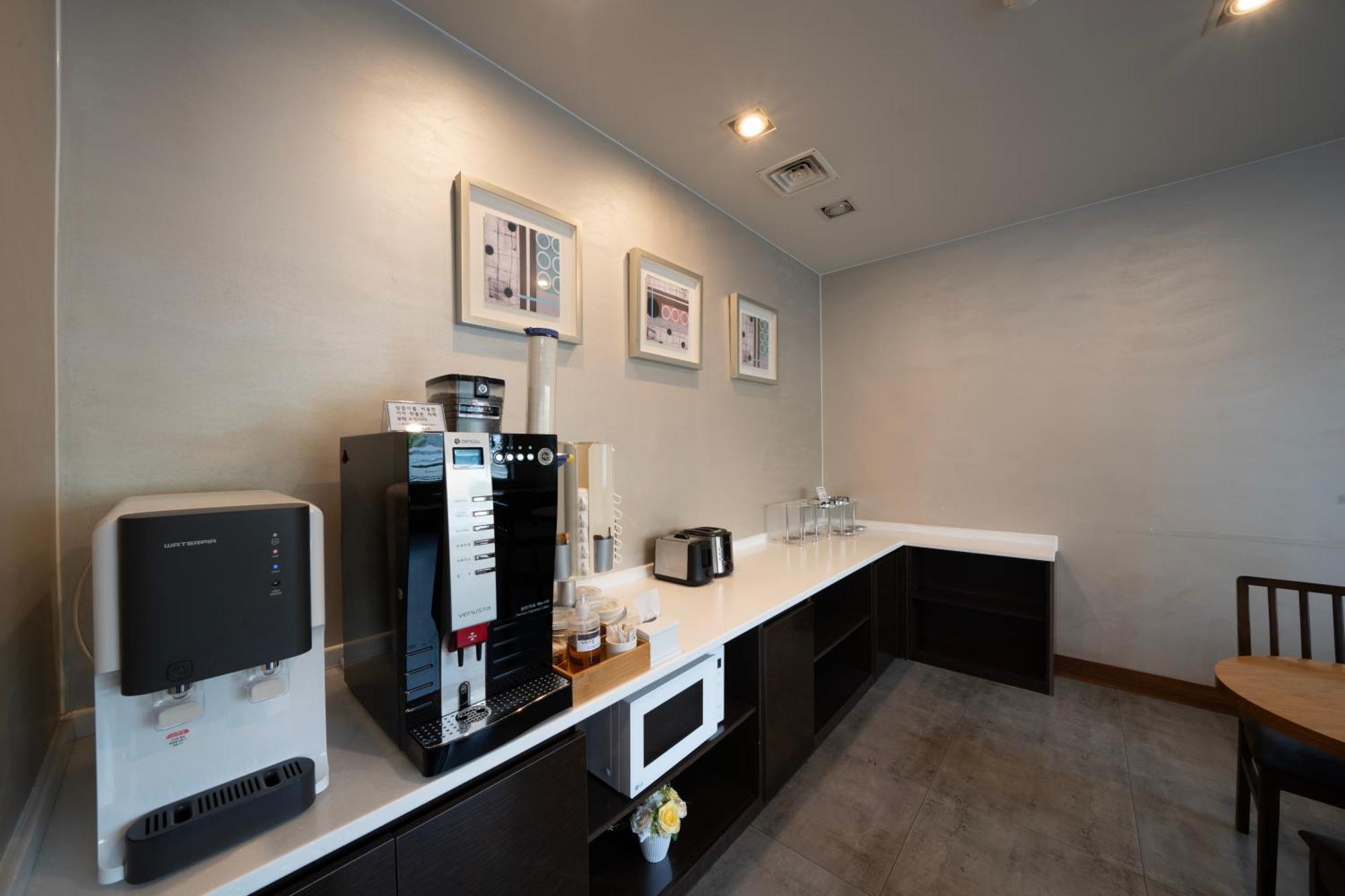 I-Check Hyunjin Hotel Тонхэ Экстерьер фото