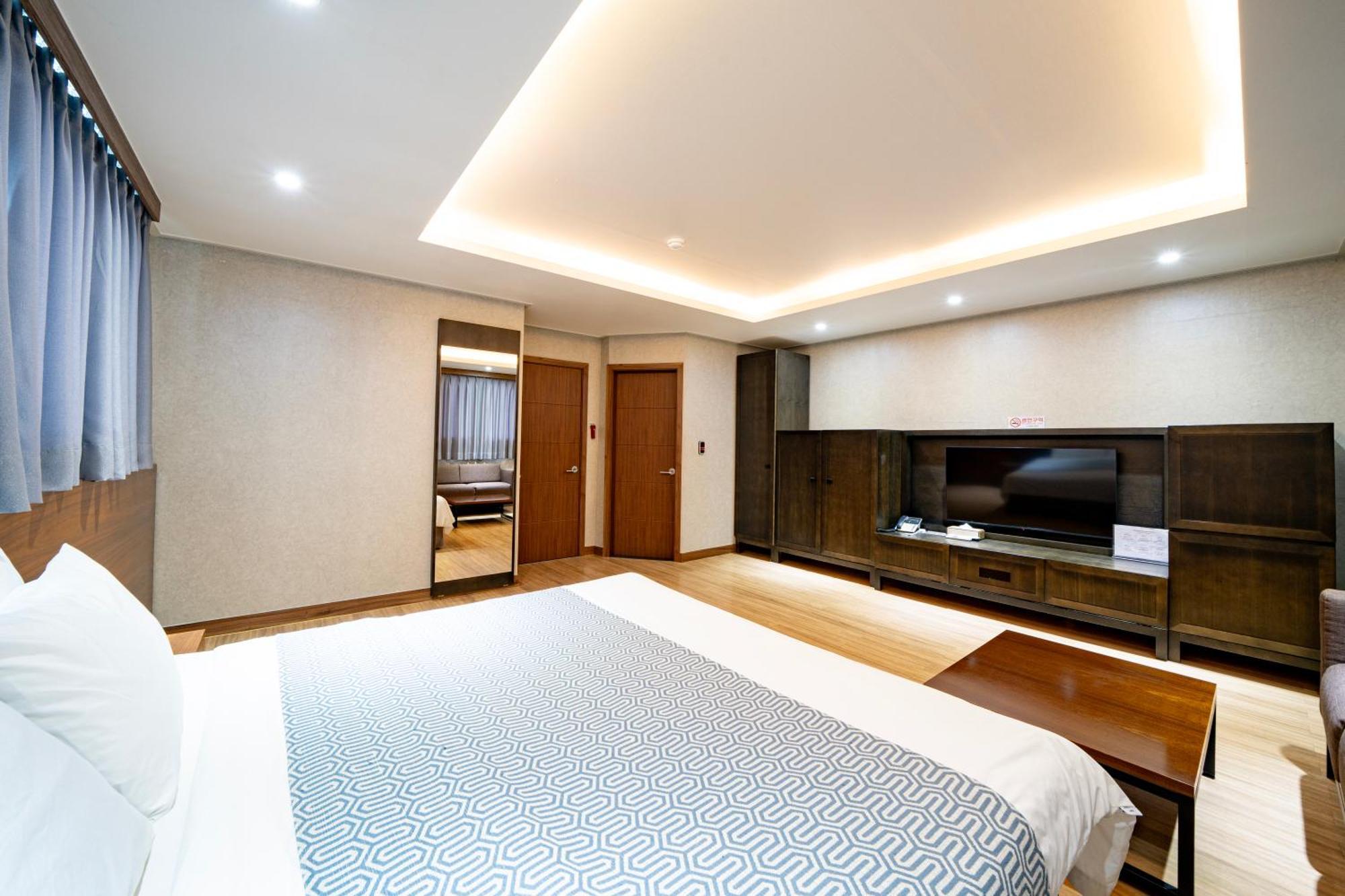 I-Check Hyunjin Hotel Тонхэ Экстерьер фото