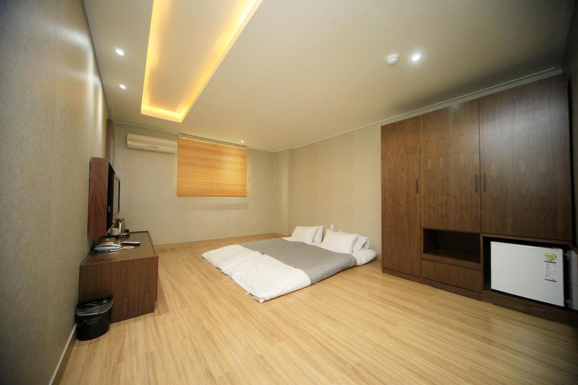 I-Check Hyunjin Hotel Тонхэ Экстерьер фото